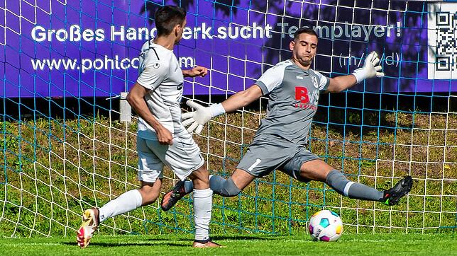 Unter Dauerbeschuss: Mirco Nannavecchia &ndash; hier im Spiel gegen den FC Schönau &ndash; kassierte mit dem Landesliga-Absteiger FC ...
