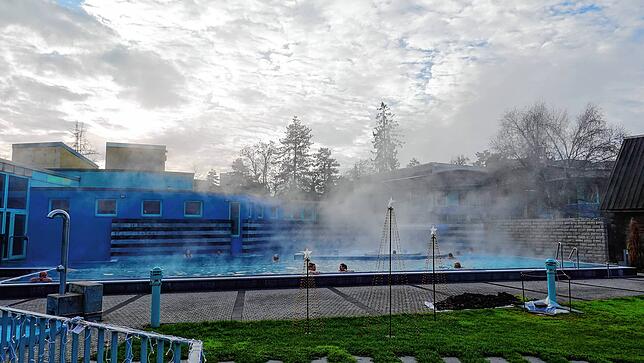 Das Außenbecken der Therme Rheinfelden wird auch bei kühleren Temperaturen gern genutzt.
