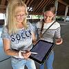 Sabine Kraus (links) und Alica Lohasz vom Süßener Ingenieurbüro Gieler-Breßmer&nbsp;&&nbsp;Fahrenkamp kartieren mit Tabletcomputern ...