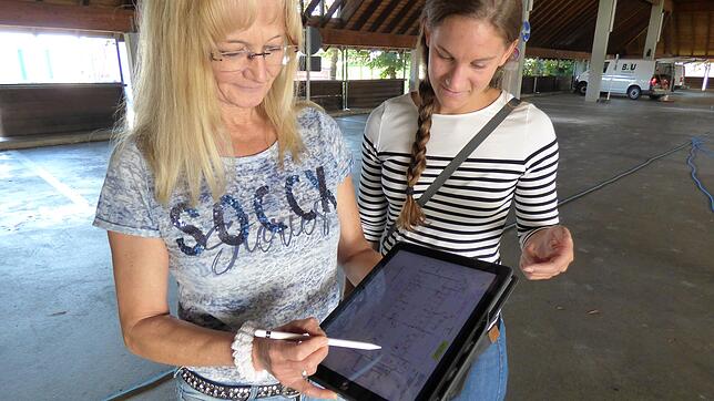 Sabine Kraus (links) und Alica Lohasz vom Süßener Ingenieurbüro Gieler-Breßmer&nbsp;&&nbsp;Fahrenkamp kartieren mit Tabletcomputern ...