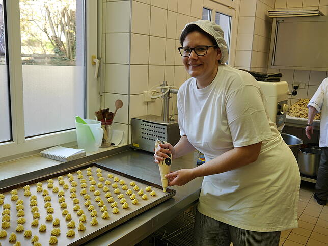 Plätzchen um Plätchen spritzt Simone Eigeldinger auf das Blech.