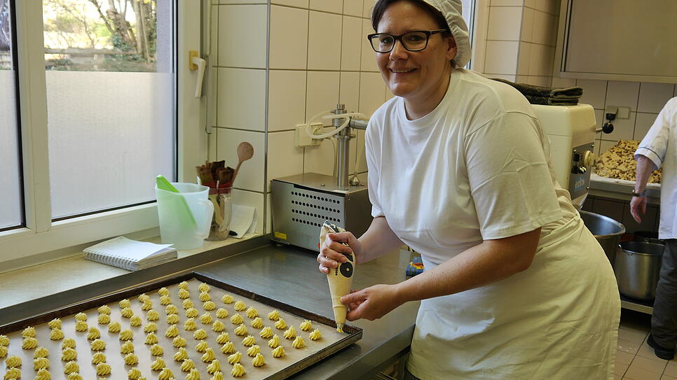 Plätzchen um Plätchen spritzt Simone Eigeldinger auf das Blech.
