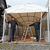 Restaurantbetreiber Marco Bentivegna (links) und Zeltbauer Andreas Fetscher aus Salem trotzen beide der Corona-Krise und können sich ...