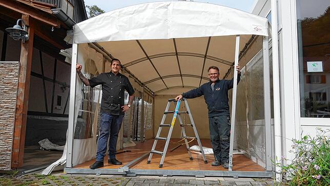 Restaurantbetreiber Marco Bentivegna (links) und Zeltbauer Andreas Fetscher aus Salem trotzen beide der Corona-Krise und können sich ...