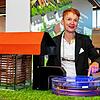 Petra Neubauer vom Stadtplanungsamt erklärt auf der Südwestmesse, wie ein in Weilersbach geplanter Eis-Energiespeicher funktioniert.
