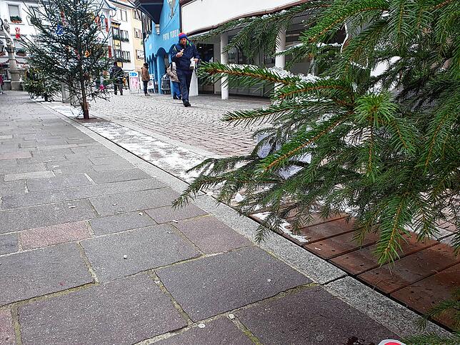 Der Stadtbach verläuft auch durch die Tiengener Hauptstraße. Aktuell ist er mit Holzbohlen abgedeckt.