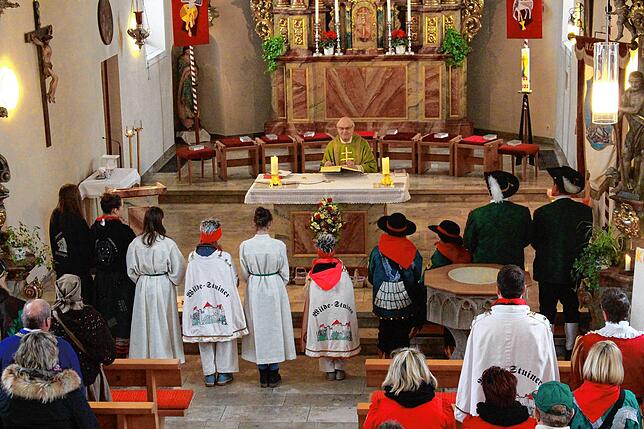 Pfarrer Hans Haiber trägt beim Gottesdienst in gereimten Versen seine Narrenpredigt vor. Abordnungen von verschiedenen Narrenzünften ...