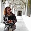 Schlossverwalterin Birgit Rückert bewundert eines der vielen Gemälde im Kreuzgang des Salemer Konventgebäudes. Auch nach 20 Jahren ...