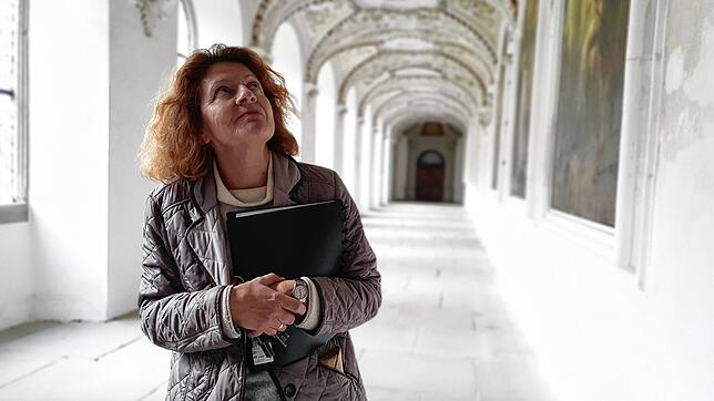 Schlossverwalterin Birgit Rückert bewundert eines der vielen Gemälde im Kreuzgang des Salemer Konventgebäudes. Auch nach 20 Jahren ...