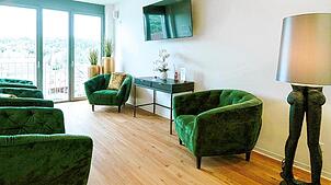 Design, Möbeln und Accessoires weisen auf die Region „am Schwarzwald“ hin. Bilder: Klinik am Schwarzwald