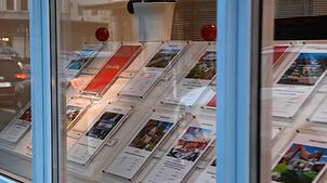 Schaufenster der Engel & Völkers-Niederlassung in Friedrichshafen: Hier sind Annoncen für Wohnungen und Häuser in der Region zu sehen.