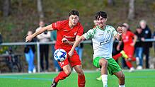 Der FC Pfaffenweiler (Nico Anders, links) hatte im Duell mit Schlusslicht DJK Donaueschingen (Ege Öztürk) anfangs Probleme, setzte sich ...