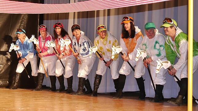 Die KFD-Jockeys sind bereit für das Rennen: (von links) Sandra Töfferl, Monika Hauff, Inge Kirchmann, Martina Harle, Carola Renn, Ulrike ...