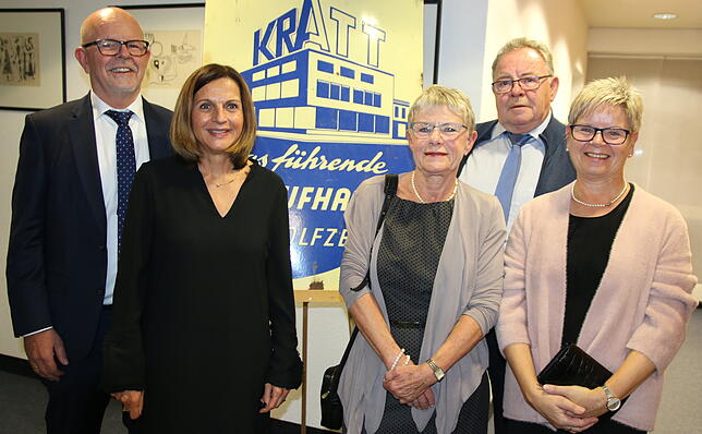 Die Familie Kratt feiert das 100-jährige Bestehen ihres Kaufhauses in den Räumen der Sparkasse. Vor einem Blechschild aus dem Jahr 1934 ...
