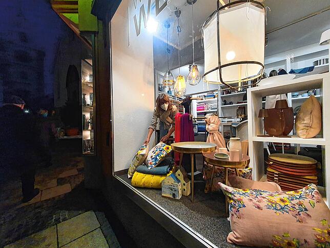 Uscha Welte-Joos zeigt ihre Auslage im Schaufenster. Wer hier etwas entdeckt, kann sich die Ware direkt an der Ladentüre aushändigen lassen.