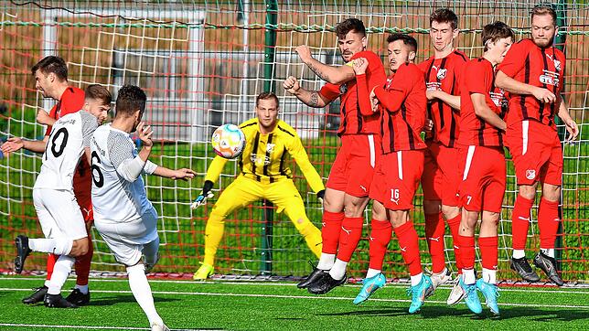Treffsicher: Tomas Masek (Nr. 6) bringt den FC Tiengen 08 mit diesem Freistoß in Führung und legt damit die Basis zum 3:1-Sieg des ...