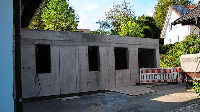 Die Baustelle des Feuerwehrhauses in Schienen im Sommer 2023. Die Gemeinde würde hier gerne vorankommen, aber bei den Ausschreibungen ...