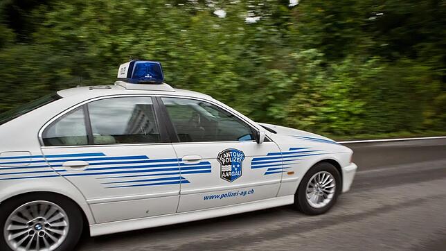 Ein Fahrzeug der Kantonspolizei Aargau. (Symbolbild) Die kantonale Staatsanwaltschaft fahndet nach einem Mann, der im Februar in ...
