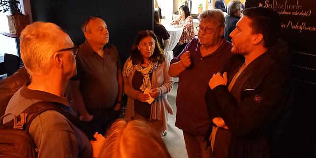 Nach der Bürgerfragestunde wird munter weiter diskutiert. Das Bild zeigt Anwohner der Zogelmannstraße mit den Stadträten Marcus Nabolz ...