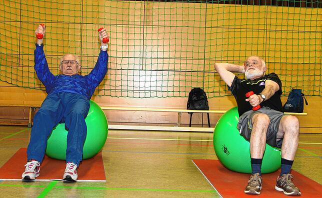 Alles für den Rücken: Klaus Lange (links) und Rolf Briegel beim Training.