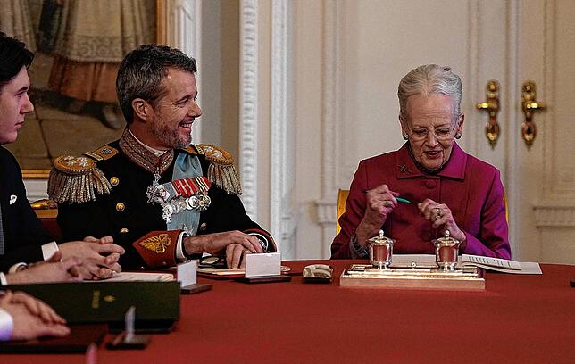 Dänemarks Königin Margrethe hat die Krone an ihren Sohn Frederik übergeben.