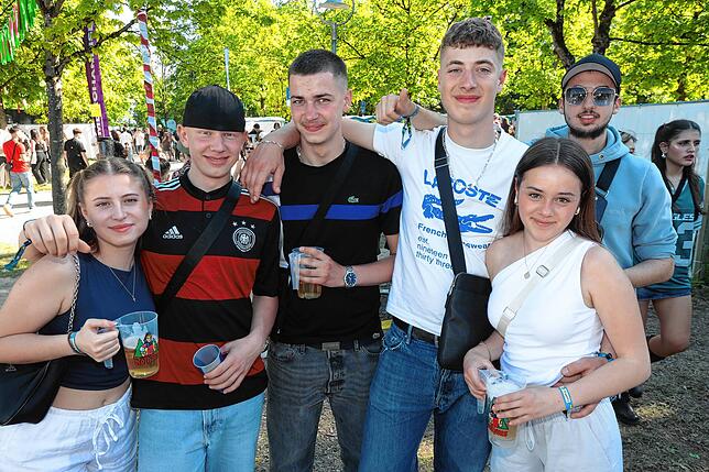 Sie hatten keine weite Anreise: Anette Rozenberg, Julien Gradler, Leonard Maier, Sina Weber und Suel Yelidz sind aus Konstanz und freuen ...