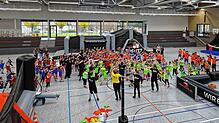 Mit einer gemeinsam Choreografie wärmen sich die 240 Schüler auf und haben schon zu Beginn des Sporttags jede Menge Spaß. Bilder: Conny Hahn