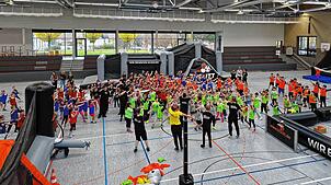 Mit einer gemeinsam Choreografie wärmen sich die 240 Schüler auf und haben schon zu Beginn des Sporttags jede Menge Spaß. Bilder: Conny Hahn