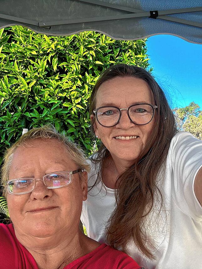 Birgit Reuner und ihre Besucherin Beate Tschuri haben bange Stunden hinter sich. Sie sind froh, als endlich alle Feuer gelöscht sind.
