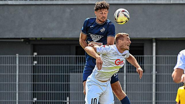 Der FC 08 Villingen (Marcel Sökler, vorn) hat sich beim 1. CfR Pforzheim (Gino Portella) nicht unterkriegen lassen und mit dem 1:1 einen ...