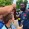 Bayern-Star Dayot Upamecano musste auch Autogramme schreiben, noch gefragter waren allerdings die gemeinsamen Handy-Fotos mit den Fans.