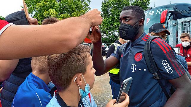 Bayern-Star Dayot Upamecano musste auch Autogramme schreiben, noch gefragter waren allerdings die gemeinsamen Handy-Fotos mit den Fans.