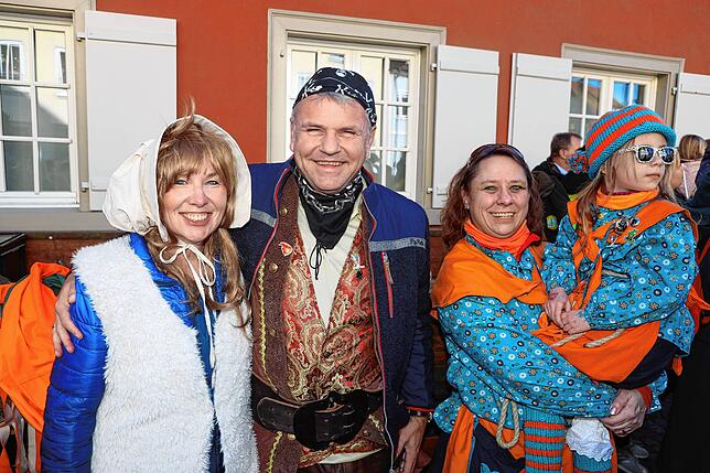 Bild 5: Mit einem Narrenbaumstellen eröffnete Ludwig Egenhofer in Allensbach das Seenarrentreffen 2024