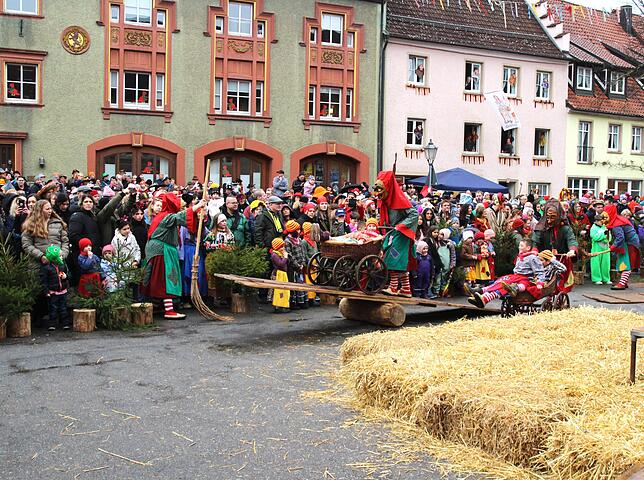 Bild 6: Hexensonntag: Urige Hexengestalten, Umzug und Hexenfeuer begeistern Besucher