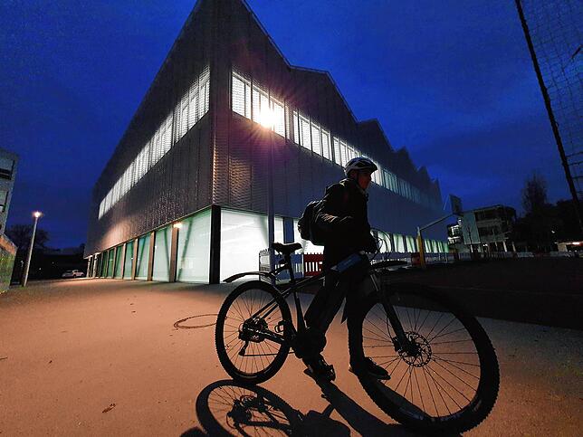 Macht auch nachts von außen richtig was her, das neue Sportzentrum.