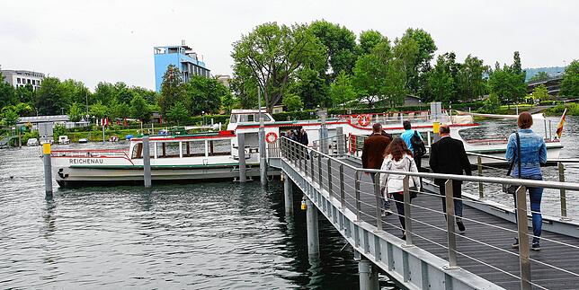 Der Steg am Bodenseeforum, an dem die Fahrgäste in den Wasserbus einsteigen.