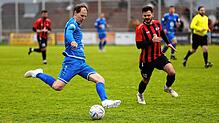 Der SC Markdorf (am Ball Nico Weimer), hier in der Partie gegen den FC Bodman-Ludwigshafen (Gökhan Bahadri), will auf der Reichenau den ...