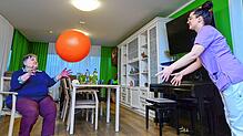 Tägliche Gymnastik hält Marica Kustreba, Bewohnerin im Elisabethhaus, fit. Rechts Pflegefachkraft Aida Bosnjakovic, die bei den Übungen ...