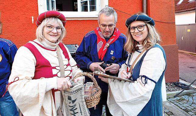 Bild 11: Mit einem kräftigen Hau Ruck wird der Narrenbaum in Position gebracht