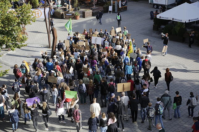 Bild 6: Losmarschieren und sitzen bleiben: 300 Menschen aller Altersgruppen gehen in Singen für den Klimaschutz auf die Straße