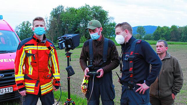 Lukas Auer (von links) aus Espasingen, Hans Wiggenhauser aus Bodman und Niklas Petermann aus Wahlwies bedienen die Drohne, Elko Pfaff ...