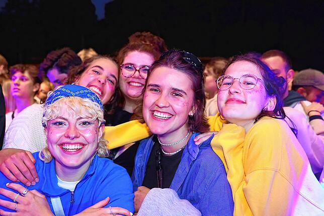 Bild 12: Am ersten Abend tanzen tausende Fans vor den Campus-Festival-Bühnen