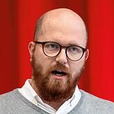(Archivbild) Projektleiter Lukas Esper sprach vor etwa einem Jahr auf einer Infoveranstaltung zum Hafner in der Wollmatinger Halle in ...