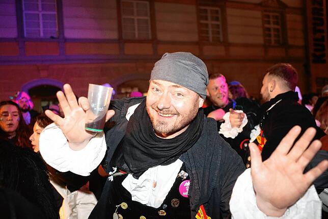 Bild 24: In der Altstadt treffen sich Hexen, Einhörner und Piraten bei der Straßenfasnacht