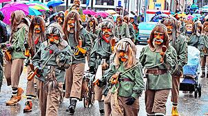Am Schmutzigen Donnerstag nimmt die Holzschuhklepferzunft Gremmelsbach wieder am Kinderumzug der Katzenmusik in ­Triberg teil, um den ...