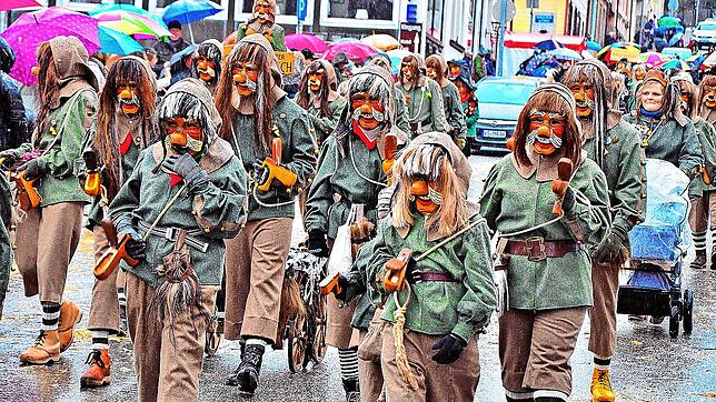 Am Schmutzigen Donnerstag nimmt die Holzschuhklepferzunft Gremmelsbach wieder am Kinderumzug der Katzenmusik in ­Triberg teil, um den ...