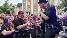 Etliche Besucher konnten in Meersburg Johannes Oerding persönlich die Hand schütteln.