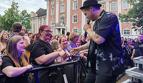 Etliche Besucher konnten in Meersburg Johannes Oerding persönlich die Hand schütteln.