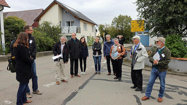 Unter Führung von Hubert Stekeler und Armin Reitze (dritter und vierter von links) besichtigt die Wertungsjury Thalheim mit (von links) ...