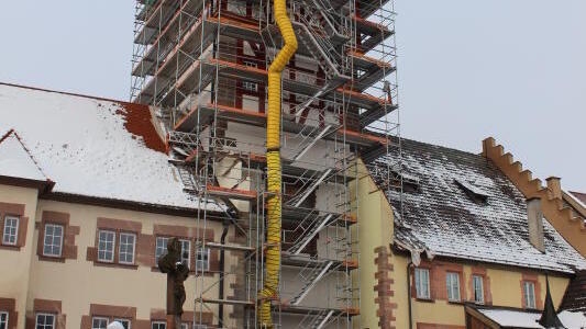 Nach vier Monaten sind die Renovierungsarbeiten am Bräunlinger Mühlentor beendet. Noch steht das Gerüst. Wenn das Wetter es erlaubt, ...